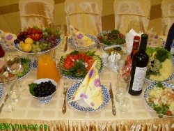 Праздничный стол с овощами и фруктами