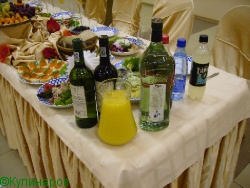 Праздничный стол с напитками и закусками для банкета